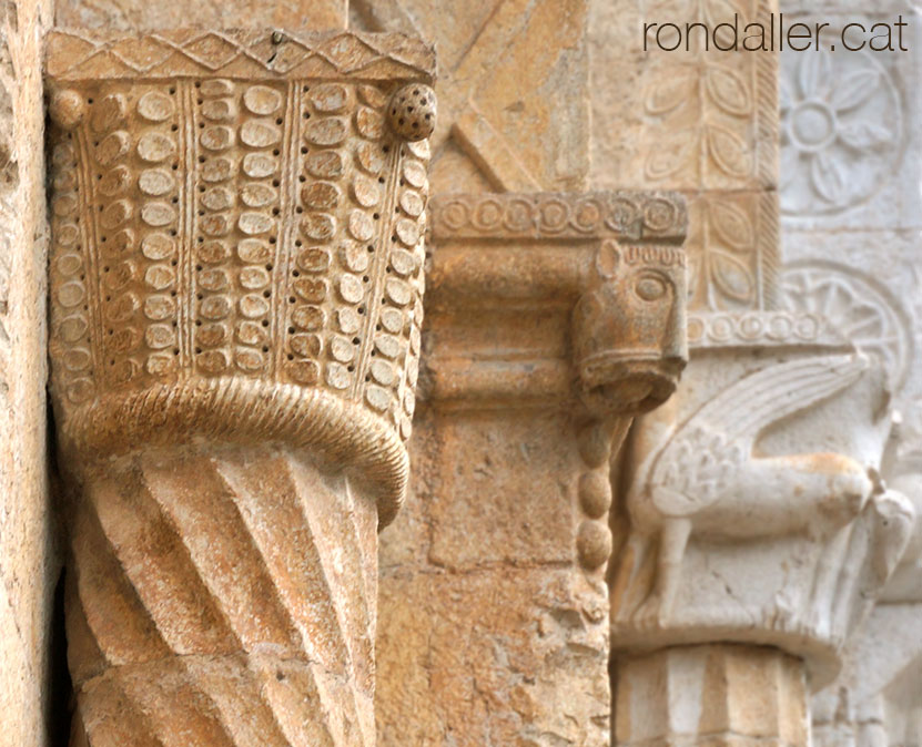 Capitells romànics de la portalada del monestir.