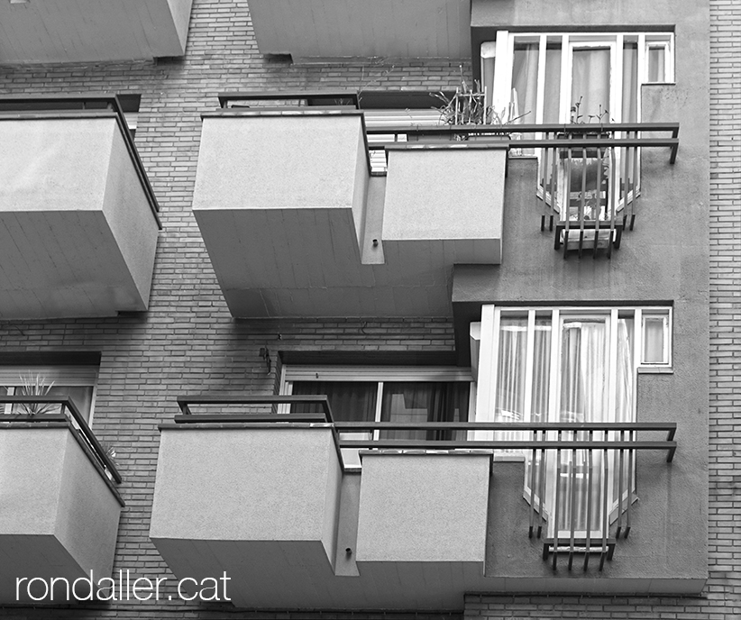 José de José María y Lillo. Edifici del 1973 al carrer Besalú de Barcelona.