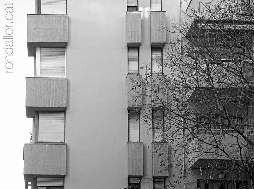Edifici del 1976 al carrer de Guillem tell de Barcelona.
