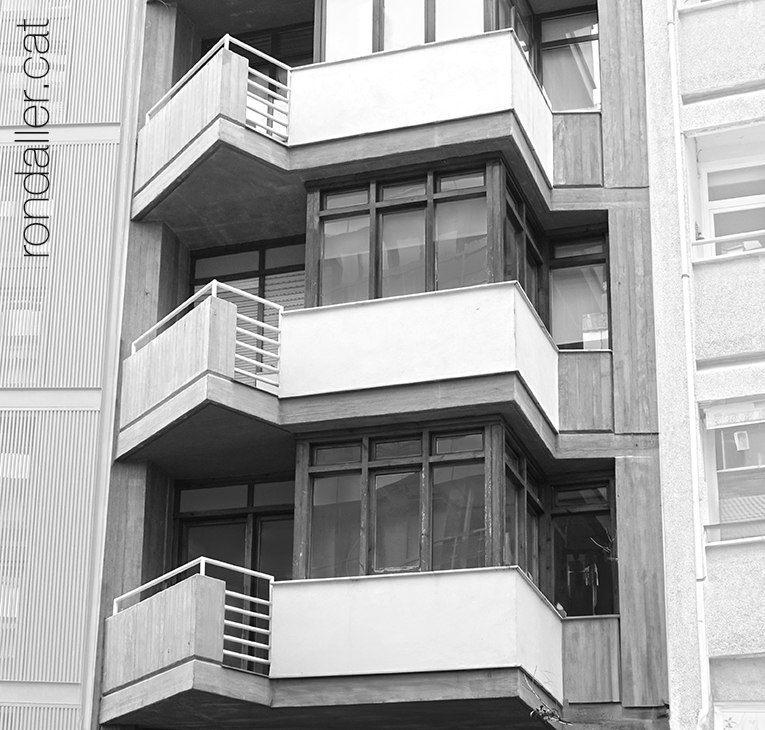 Edifici del 1979 al carrer de Sant Gervasi de Cassoles de Barcelona.