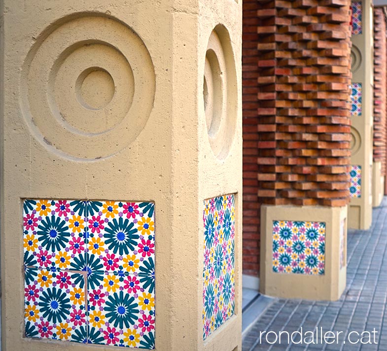 Detall de la decoració de ceràmica a la façana de l'edifici d'Esplugues de Llobregat.