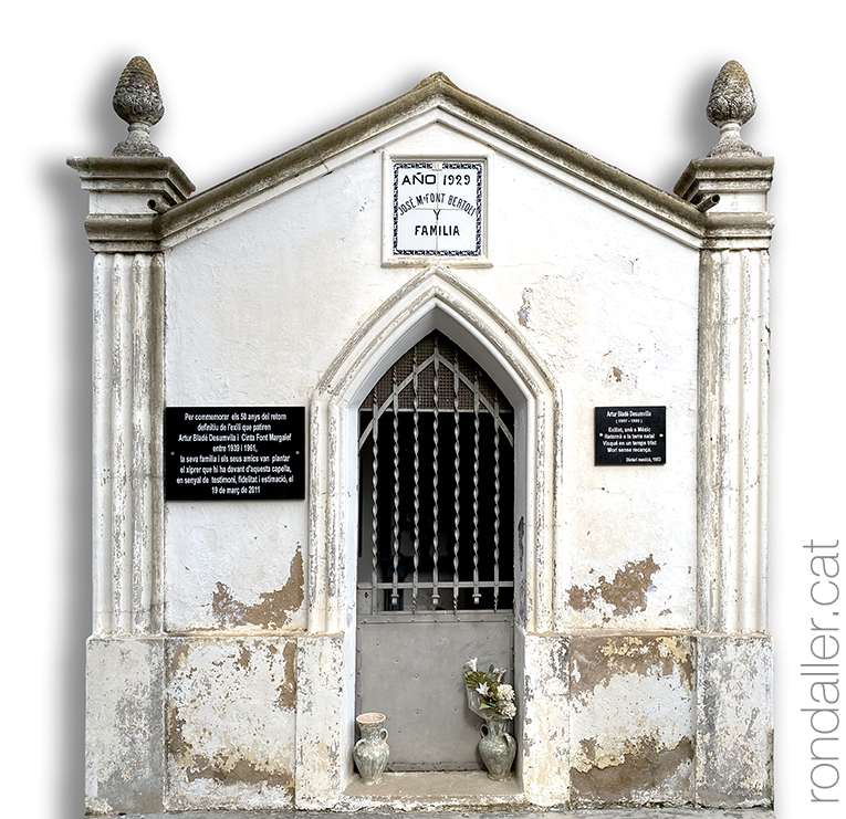 Panteó on està enterrat l'escriptor Artur Bladé i Desumvila.