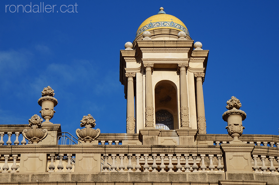 Barri de Dalt la Vila de Badalona. Balustrada i templet modernista de Can Gallent.
