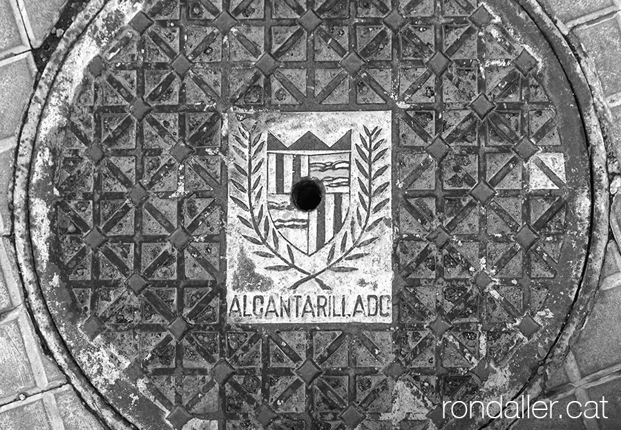 Tapa de clavegueram amb l'antic escut de la ciutat.