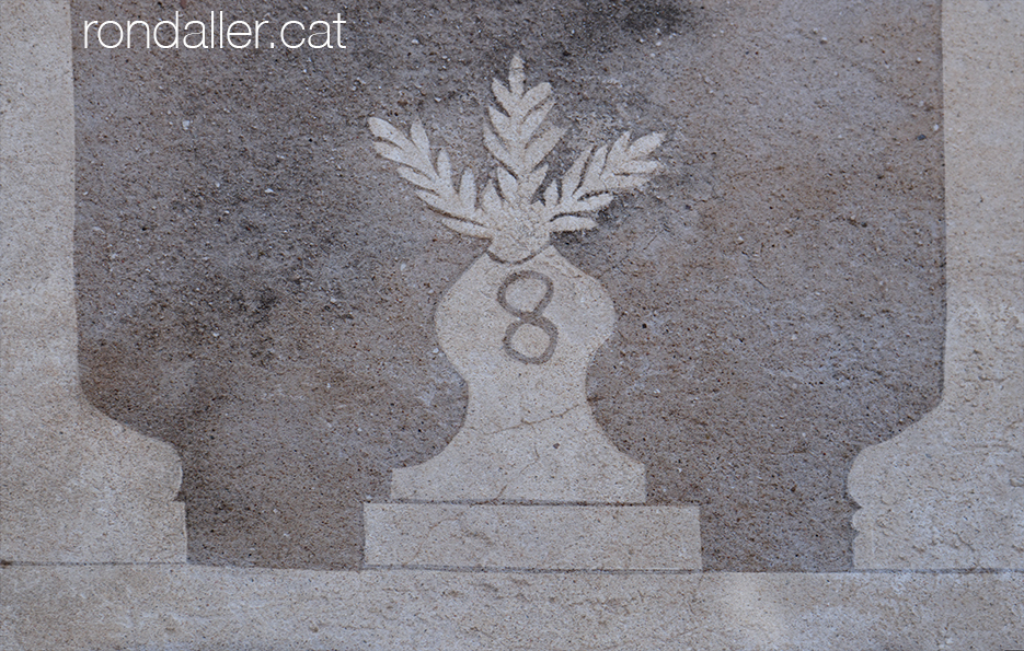 Barri de Dalt la Vila de Badalona. Detall d'un esgrafiat del segle XIX al carrer de Dalt.