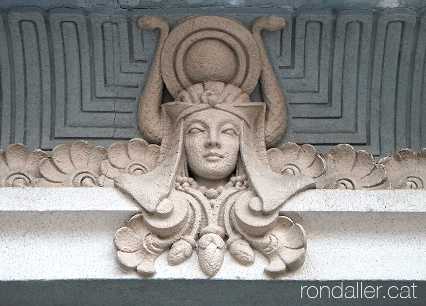Clínica Sabaté de Tortosa. Cap de faraona sota un dels balcons.