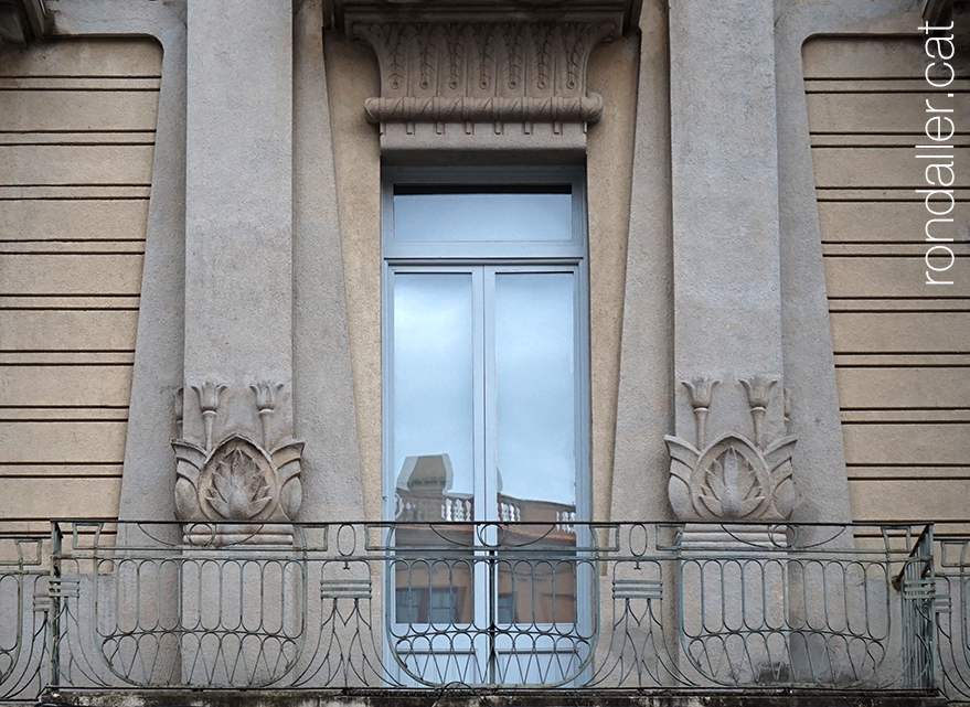 Clínica Sabaté de Tortosa. Balcó amb decoracions florals exòtiques.