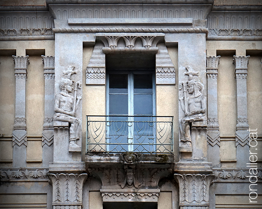 Clínica Sabaté de Tortosa. Balcó de la façana principal amb escultures neoegípcies.