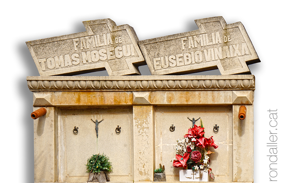 Creus ajagudes damunt dues fileres de nínxols.