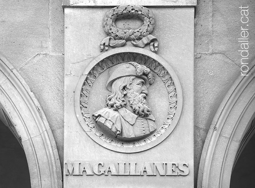Medalló amb el relleu escultòric del bust de Fernando de Magallanes.