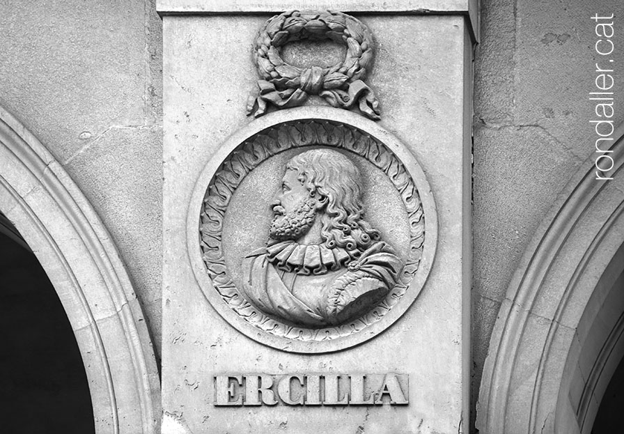 Descobridors als Porxos d’en Xifré de Barcelona. Medalló amb el bust de Alonso de Ercilla.