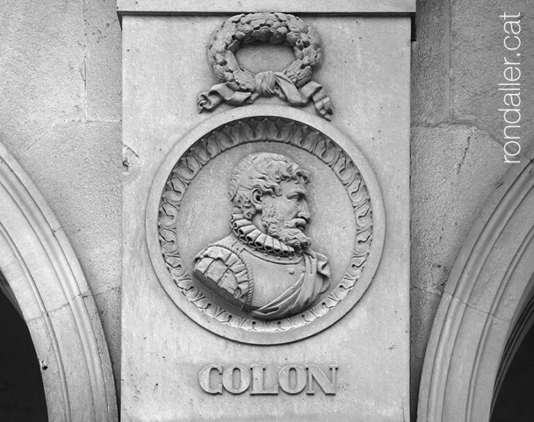 Descobridors als Porxos d’en Xifré de Barcelona. Medalló amb el bust de Cristòfol Colom.