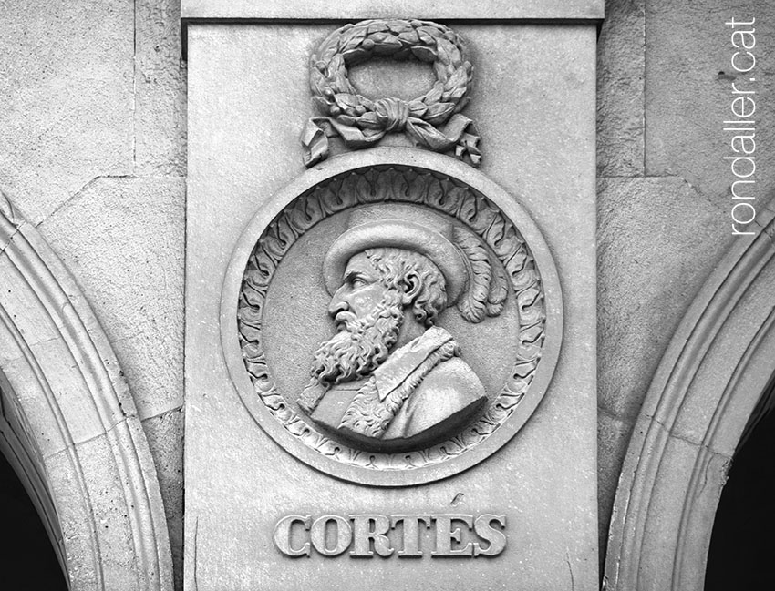 Descobridors als Porxos d’en Xifré de Barcelona. Medalló amb el bust d'Hernán Cortés.