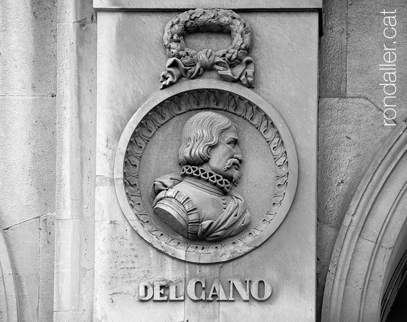 Descobridors als Porxos d’en Xifré de Barcelona. Medalló amb el bust de Juan Sebastián Elcano.
