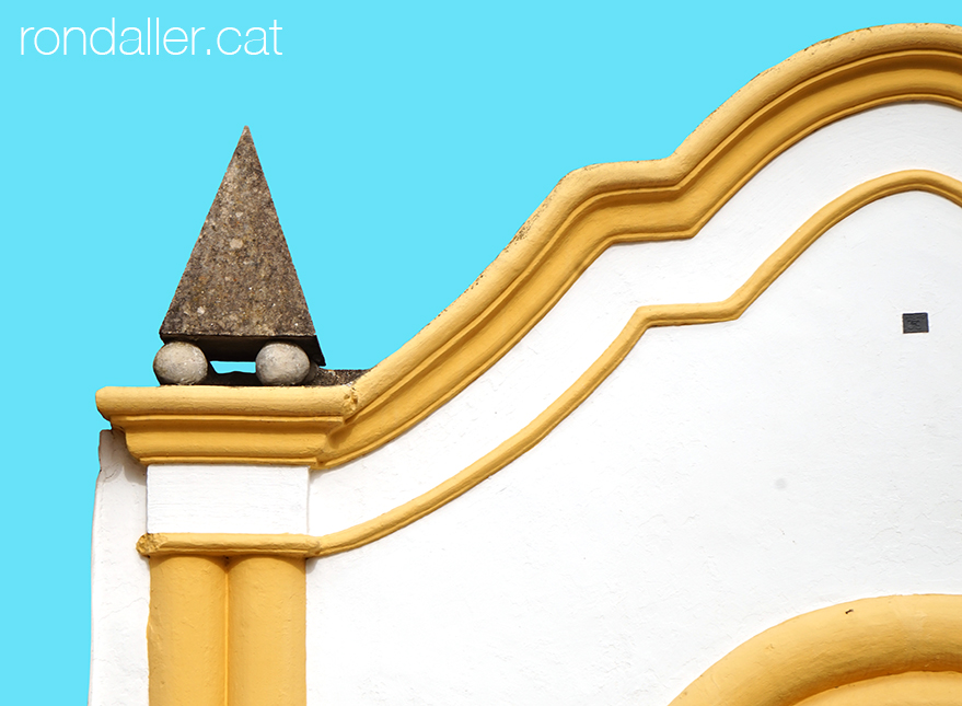 Cementiri de Benissanet. Decoració piramidal al panteó de la família Monné Guerola,