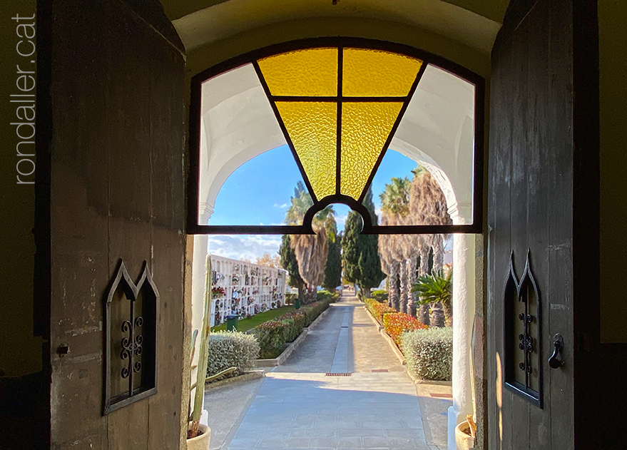Cementiri Vell de Calella. Porta de la capella del Sant Crist.