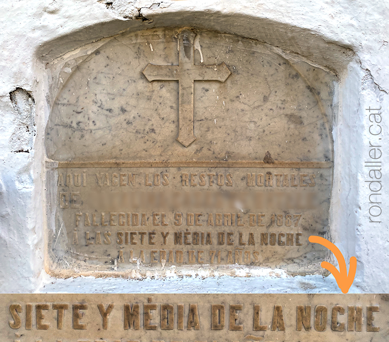 Llosa d'un nínxol del segle XIX on s'indica l'hora de la mort de la difunta.