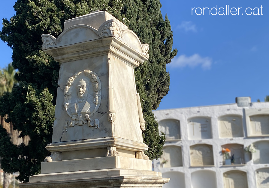 Cementiri Vell de Calella. Panteó amb la efígie del difunt en relleu.