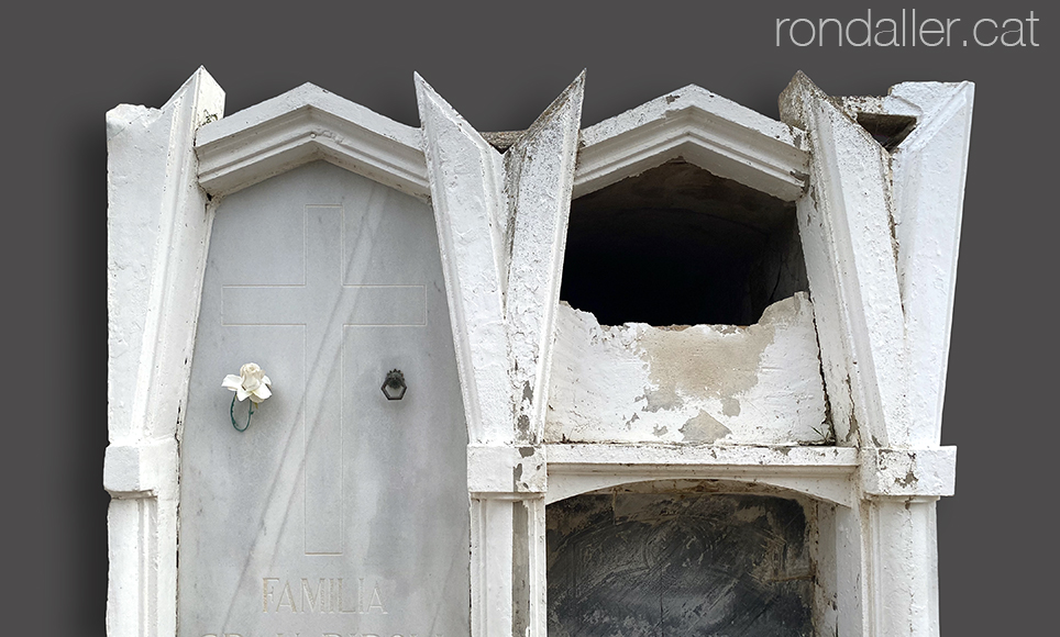 Cementiri de Benissanet. Nínxols amb formes anguloses d'estil art-déco.