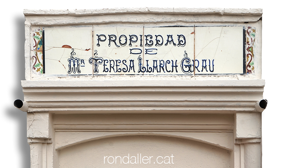 Inscripció damunt de rajoles ceràmiques en un grup de nínxols.