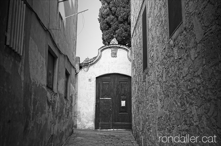 Barri de Dalt la Vila de Badalona. Portalada exterior de la Rectoria.