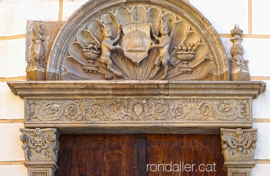 Barri de Dalt la Vila de Badalona. Portalada renaixentista de la Torre Vella.
