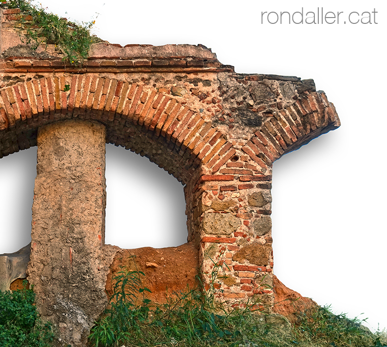 Barri de Dalt la Vila de Badalona. Tros de l'aqüeducte al carrer Pujol.