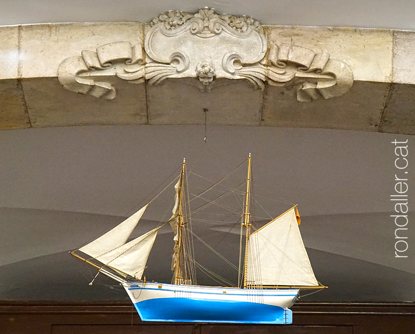 Exvot del vaixell Maria Assumpta penjat a l'interior de l'església parroquial.