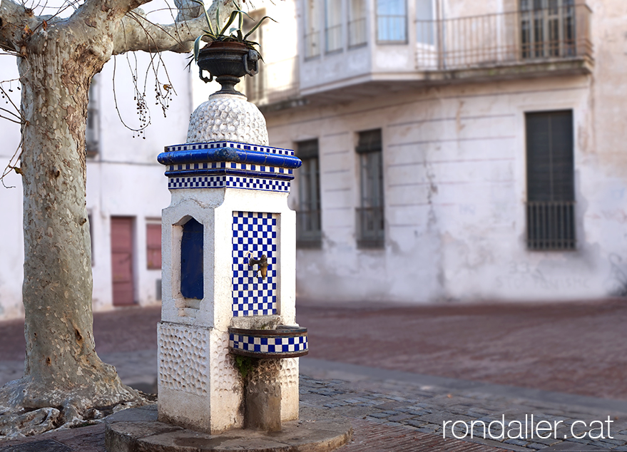 Barri de Dalt la Vila de Badalona. Font de la plaça de la Constitució.