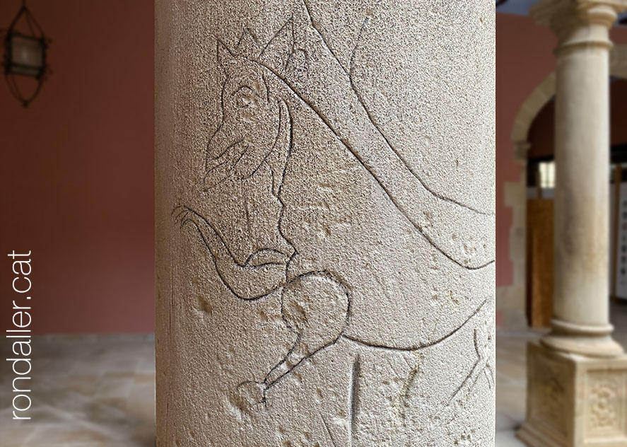 Grafit situat en el fust d'una columne del claustre.