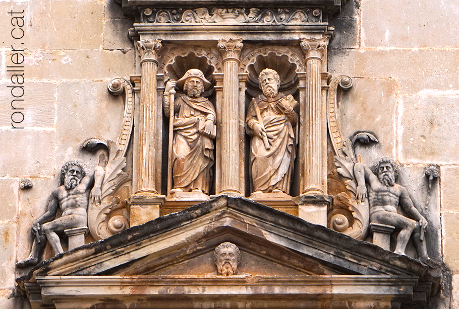 Reial Col·legi de Sant Jaume i sant Maties de Tortosa. Detall de la portalada.