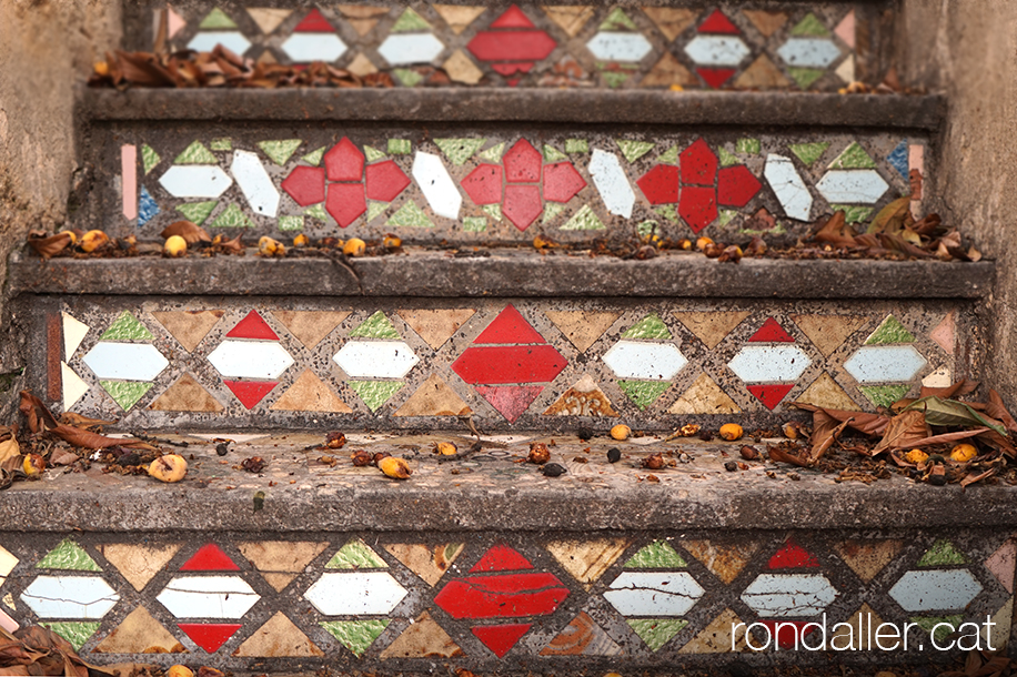Detall del mosaic als graons d'una torre al carrer d'Olvan de Barcelona.