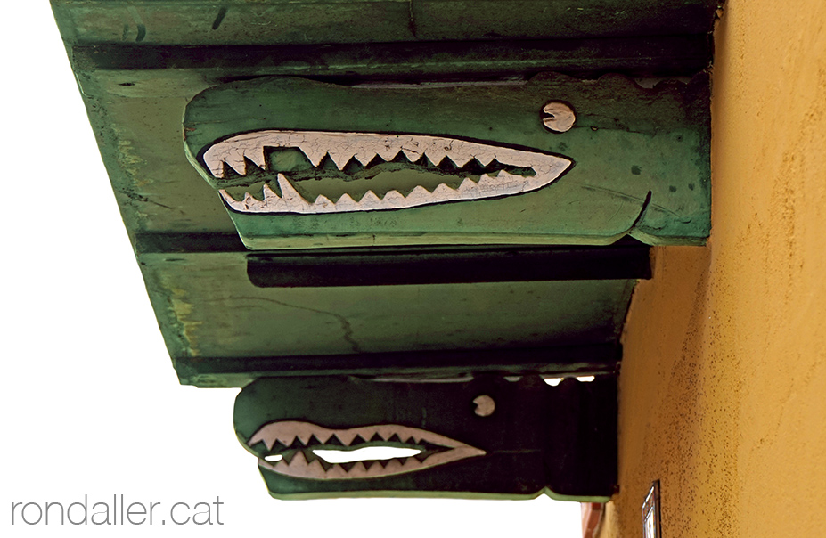 Detall de les bigues del balcó de la casa de Josep Campamà a Banyoles.