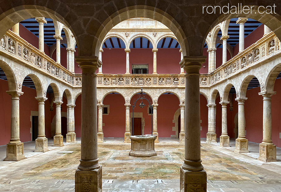 Reial Col·legi de Sant Jaume i sant Maties de Tortosa. Interior del claustre renaixentista.