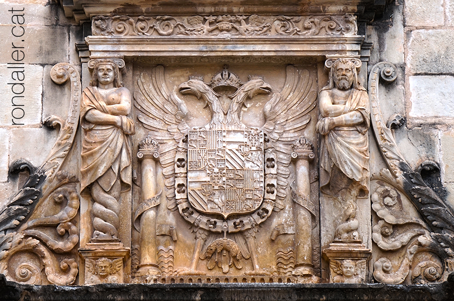 Reial Col·legi de Sant Jaume i sant Maties de Tortosa. Detall de l'escut de la portalada.