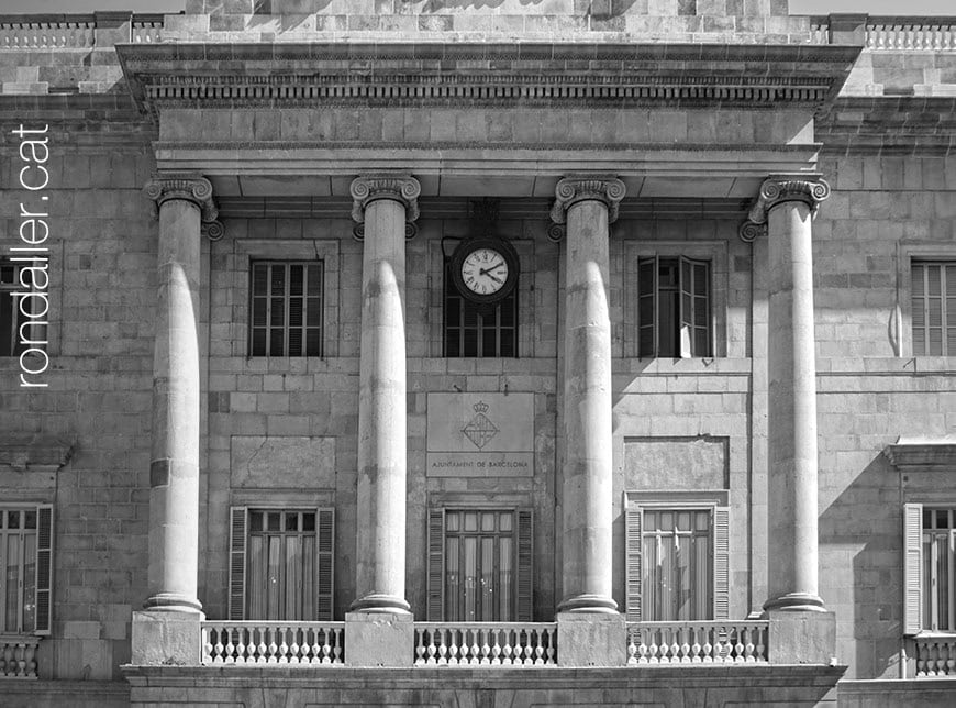 Quatre columnes a la façana de l'Ajuntament de Barcelona, obra de Josep Mas i Vila.