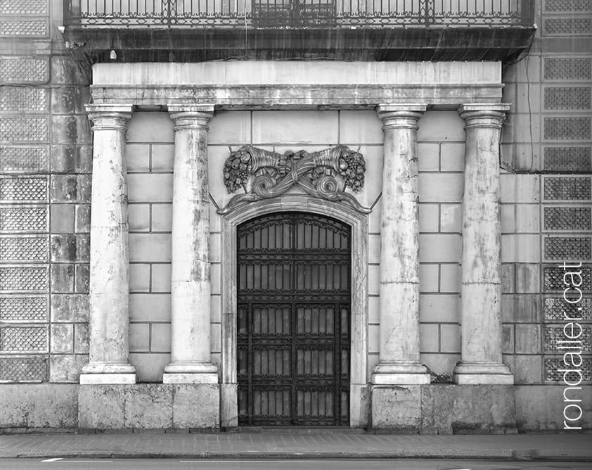 Quatre columnes a la porta de l'antiga duana de Barcelona, projectada el 1790.