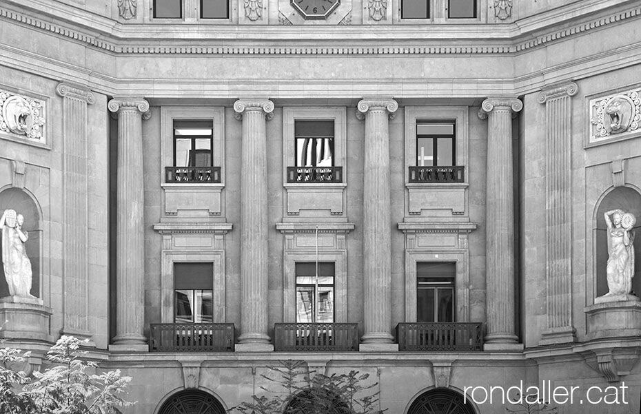 Dos parells de columnes a l'antic edifici de Caixa Catalunya de Via Laietana.