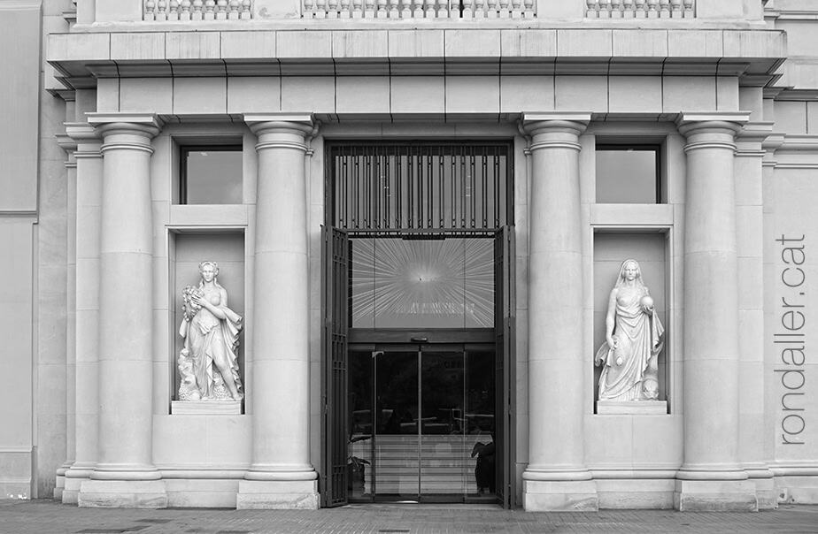 Dos parells de columnes a l'edifici Banesto de la plaça de Catalunya.