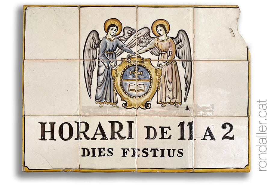 Obra de Joan Baptista Guivernau amb l'horari del Museu Delguer de Caldes de Montbui.