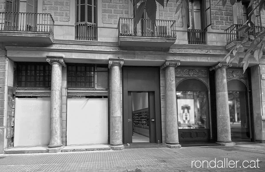 Quatre columnes a Casa Mumbrú de Barcelona, edifici reformat per Juli Fossas.
