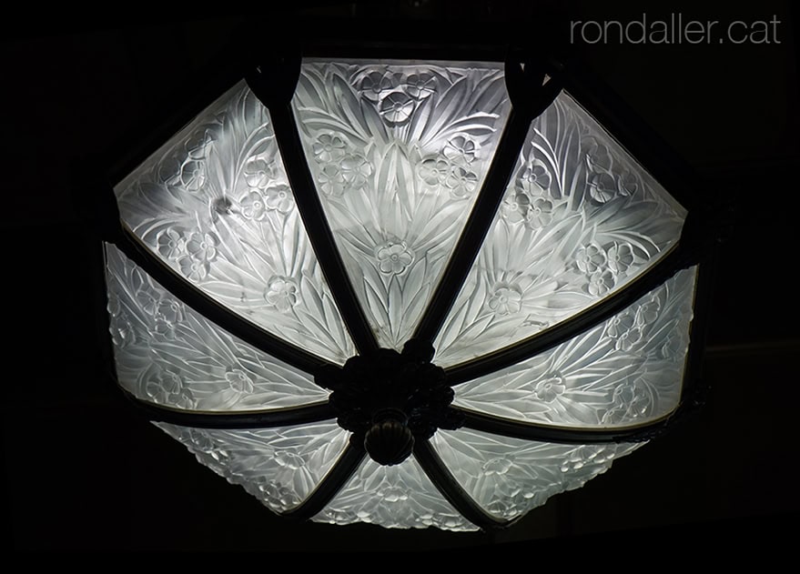 Làmpada de sostre projectada per Joaquim Vancells el 1904.