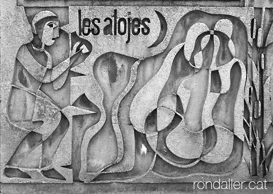 Monument a Banyoles de Domènec Fita. Relleu amb la imatge de les aloges o dones d'aigua.