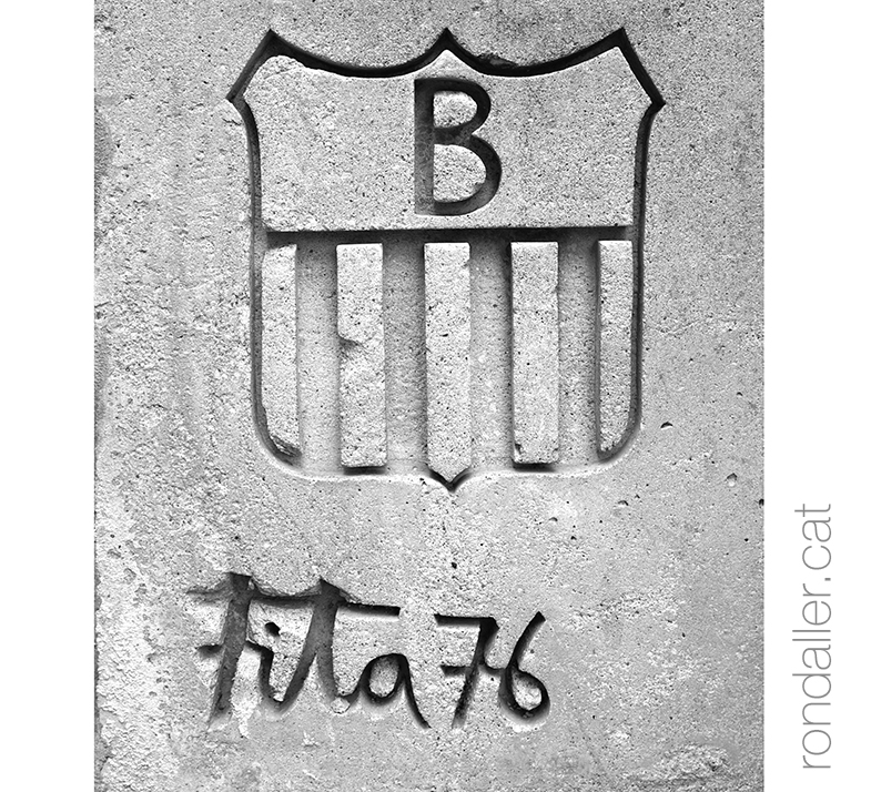 Monument a Banyoles de Domènec Fita. Detall de l'escut de la població i la signatura de l'artista.