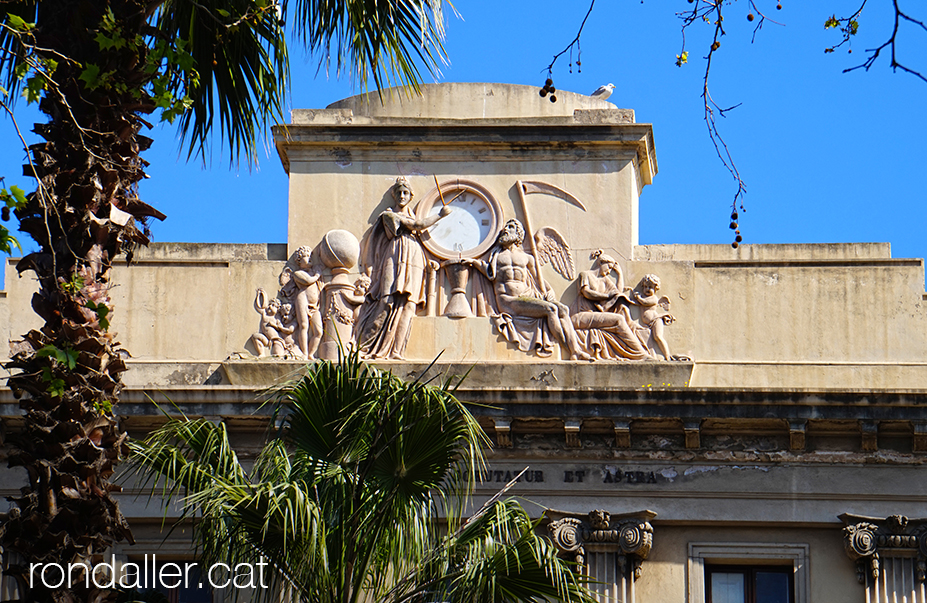 Vista del conjunt mitològic que corona l'edifici.