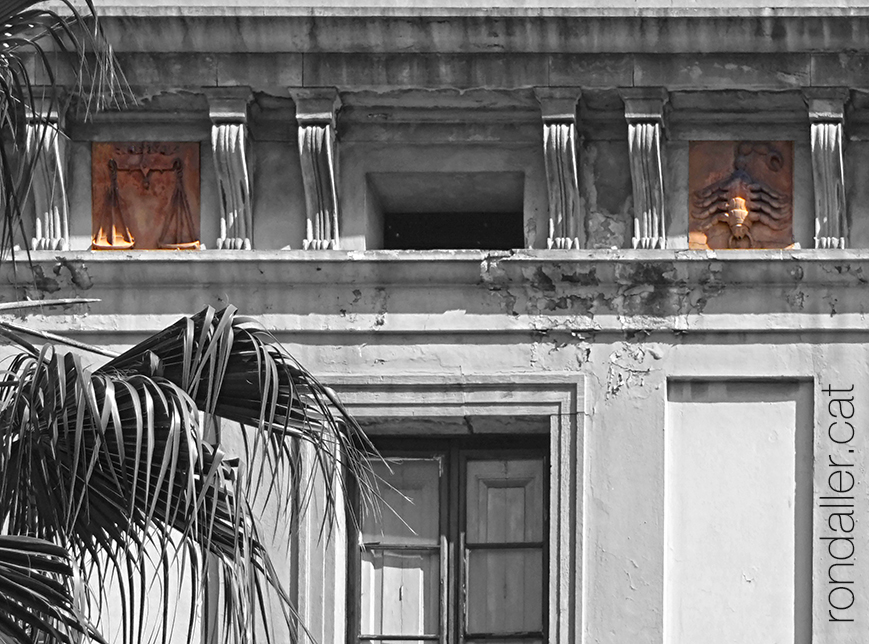 Detall de dos relleus representant el zodíac sota el ràfec.