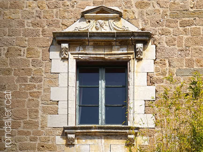Nucli d'Orriols. Finestra amb decoració renaixentista a la façana del castell.