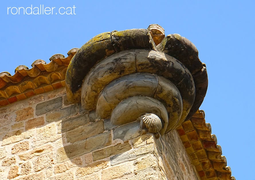 Nucli d'Orriols. Detall del castell palau renaixentista.