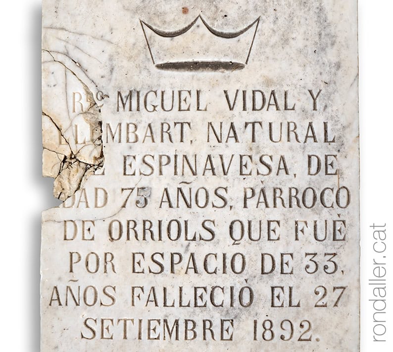 Nucli d'Orriols. Llosa sepulcral del segle XIX pertanyent al rector Miquel Vidal.