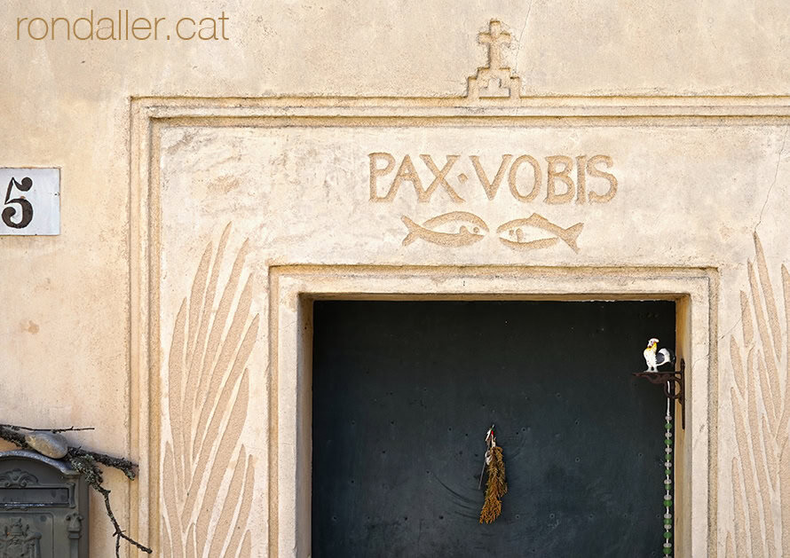 Esgrafiat a la porta de la rectoria amb la inscripció Pax Vobis.